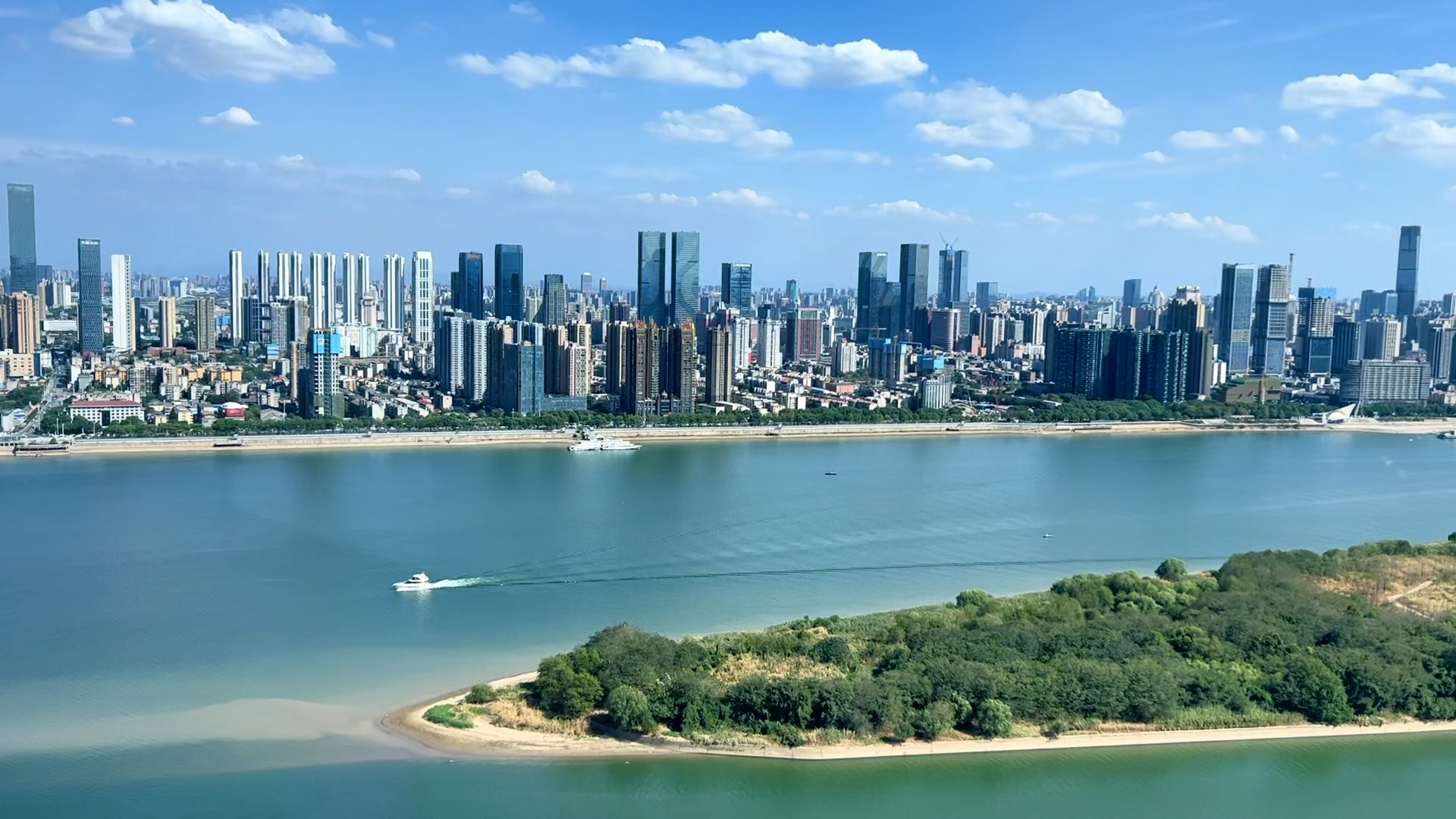 麓山枫染秋意浓，湘江诗行映古城