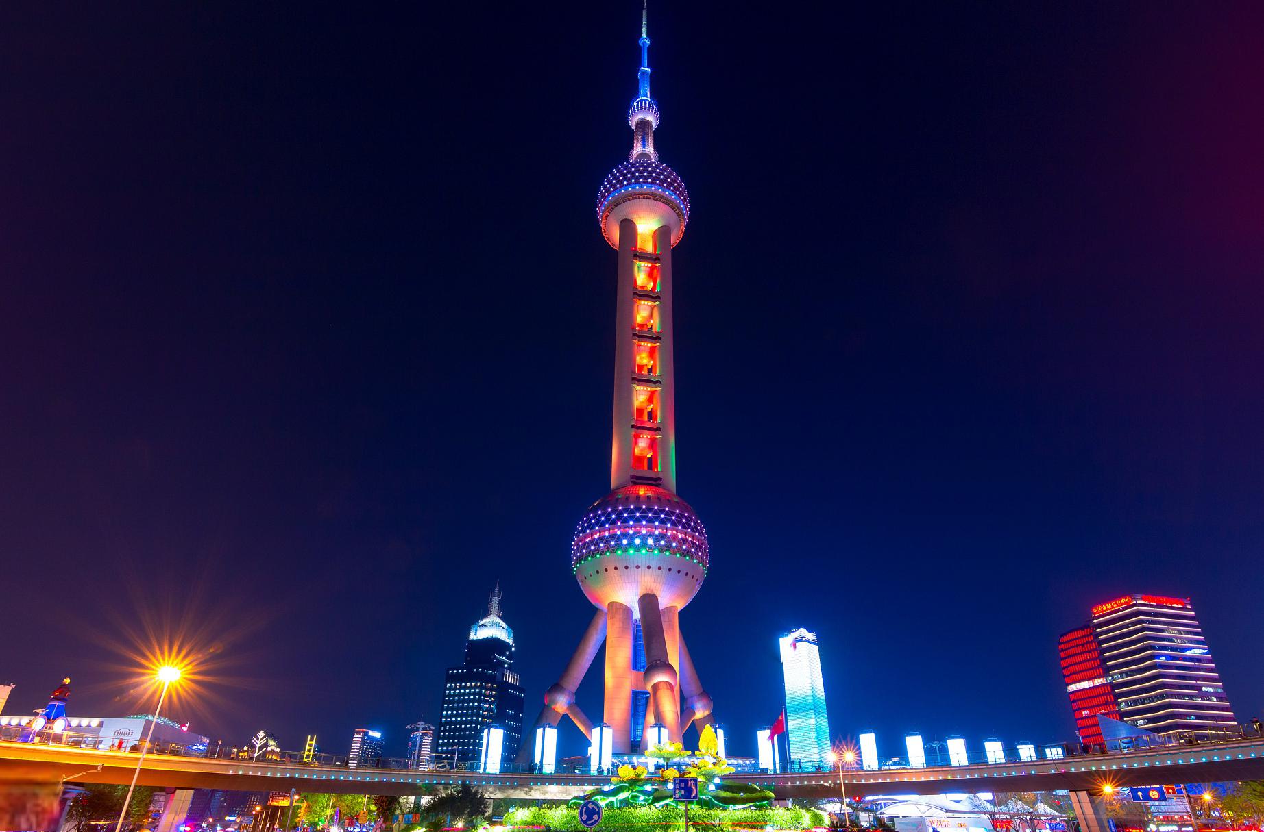 东方明珠璀璨夜，浦江流光映星河