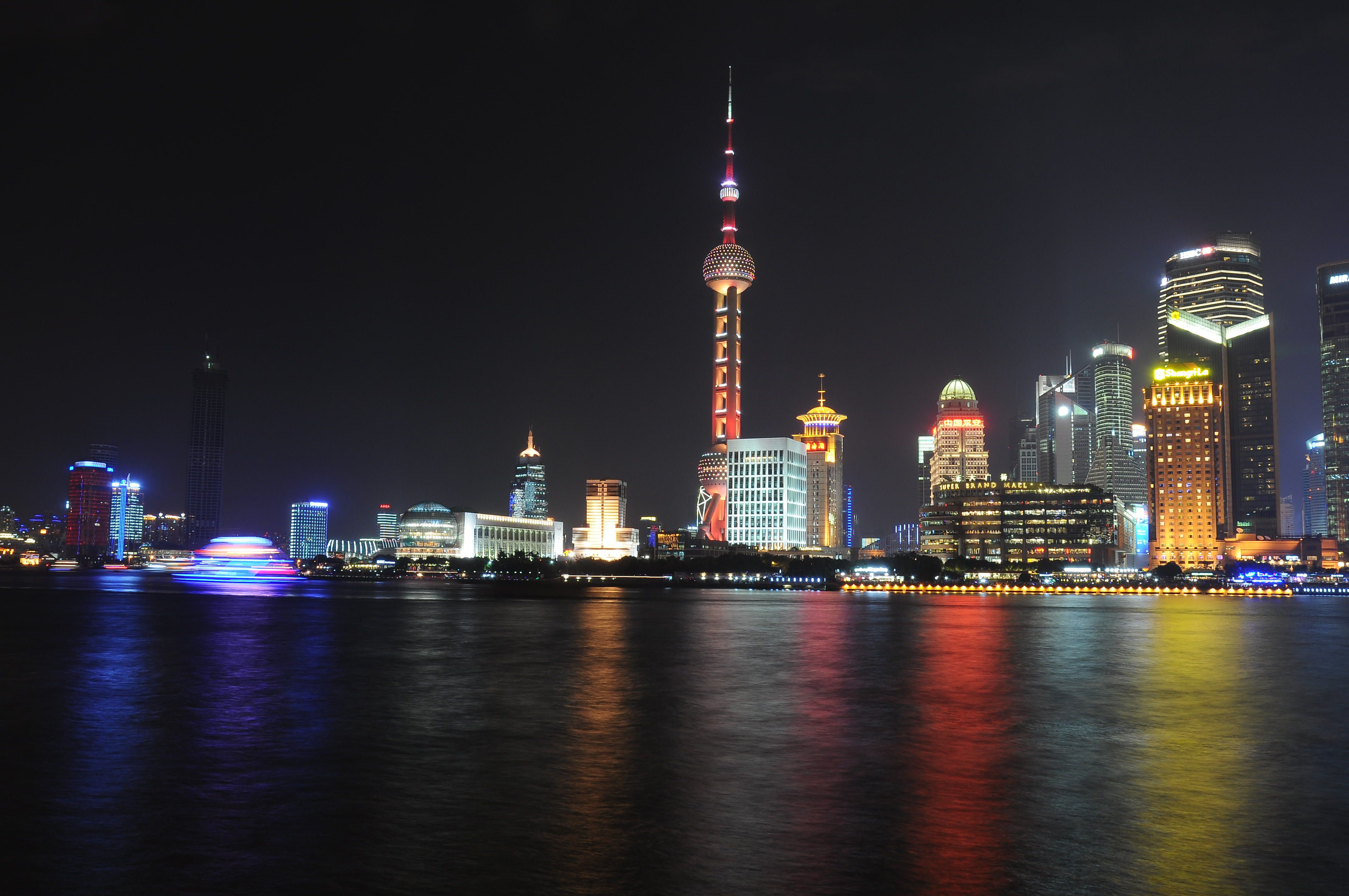 东方明珠璀璨夜，浦江流光映星河