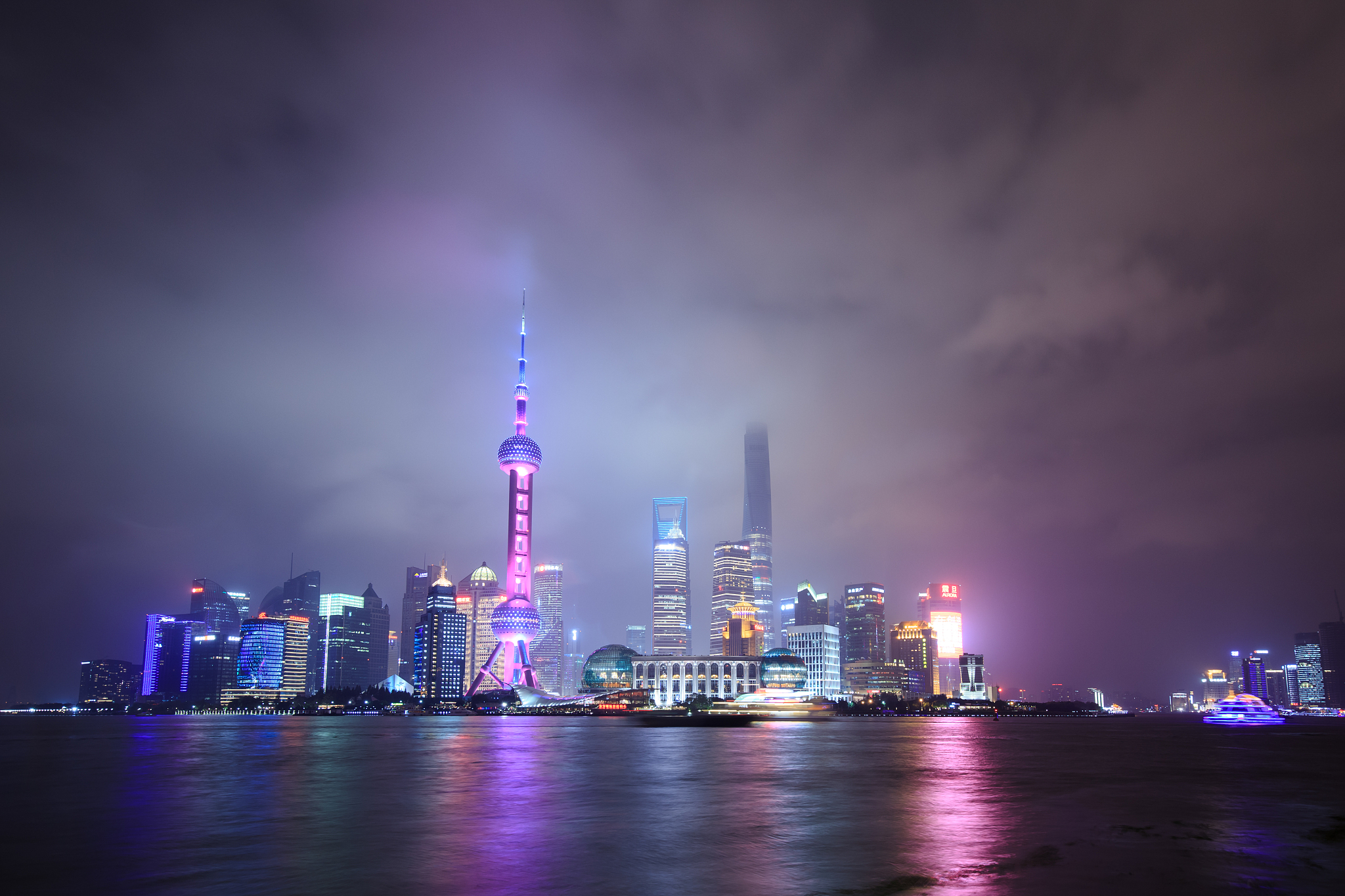 东方明珠璀璨夜，浦江流光映星河