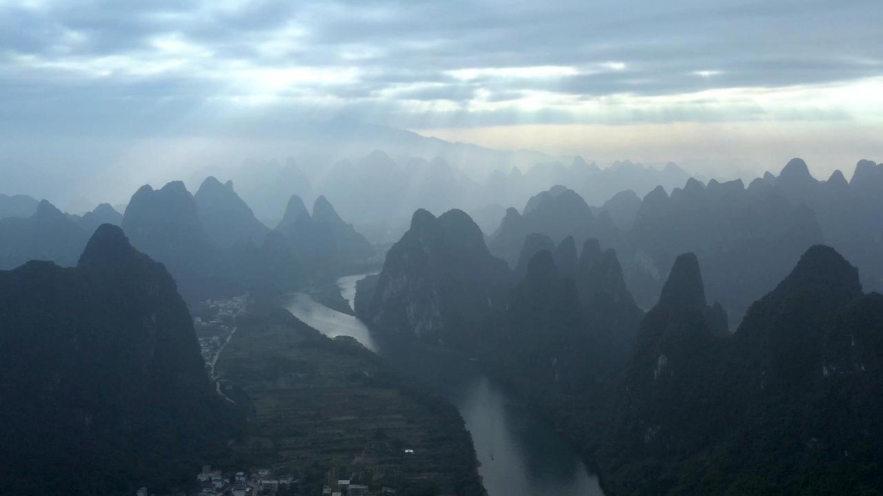 漓江烟雨醉诗心，翠峰倒影入画屏