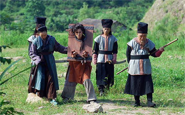 看似威风的古代衙役，薪水折合人民币月薪仅 225 元？ (图1)