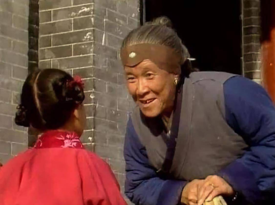 读《红楼梦》:刘姥姥哪是普通农妇,早年也是有头有脸的人物 (图4) 读《红楼梦》:刘姥姥哪是普通农妇,早年也是有头有脸的人物 (图4)