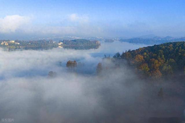 贵州威宁藏惊喜！1 片云海美到窒息，2200 米高原的冬日限定仙境 (图1)