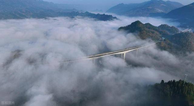 3 个核心条件才能见到！重庆酉沿高速云海奇观，车辆穿行如闯天宫 (图6)