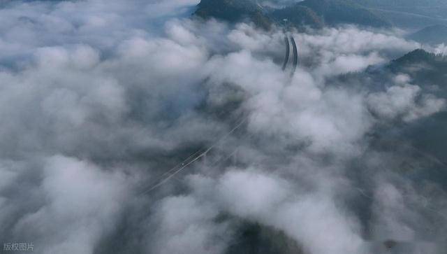 3 个核心条件才能见到！重庆酉沿高速云海奇观，车辆穿行如闯天宫 (图9)