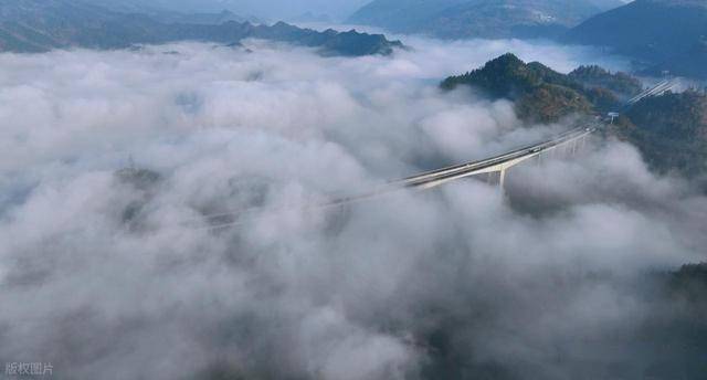 3 个核心条件才能见到！重庆酉沿高速云海奇观，车辆穿行如闯天宫 (图10)