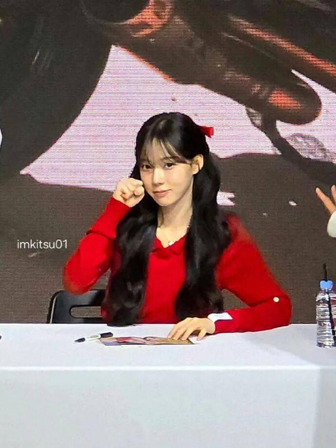 知名女团爱豆“恋爱传闻”后现身签名会，安慰粉丝“别哭” (图2)