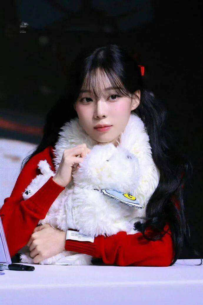 知名女团爱豆“恋爱传闻”后现身签名会，安慰粉丝“别哭” (图4)