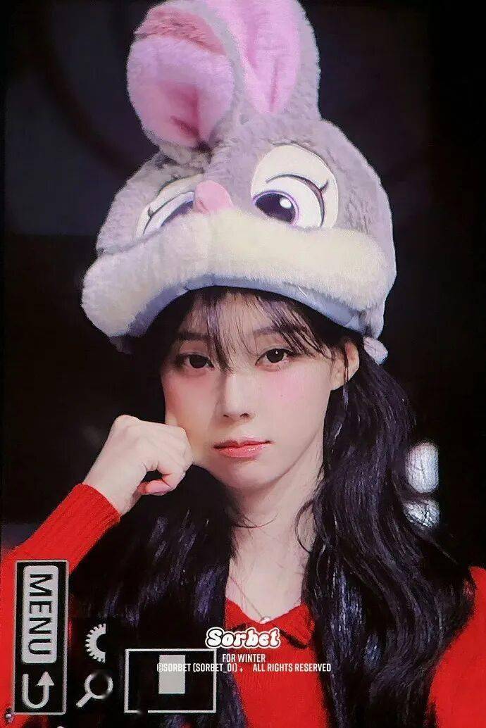 知名女团爱豆“恋爱传闻”后现身签名会，安慰粉丝“别哭” (图3)