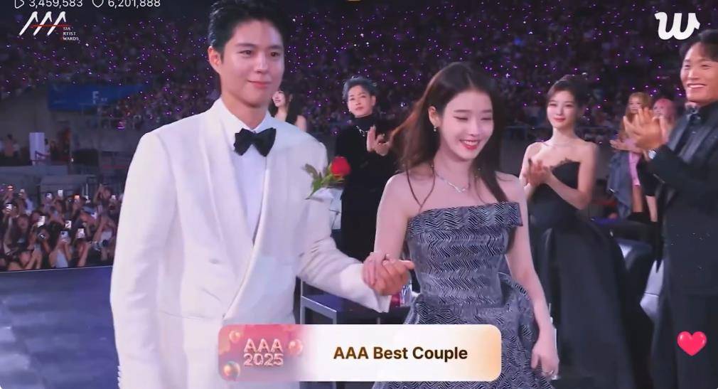 IU与朴宝剑牵手出席颁奖礼红毯,获得“最佳情侣奖” (图4) IU与朴宝剑牵手出席颁奖礼红毯,获得“最佳情侣奖” (图4)