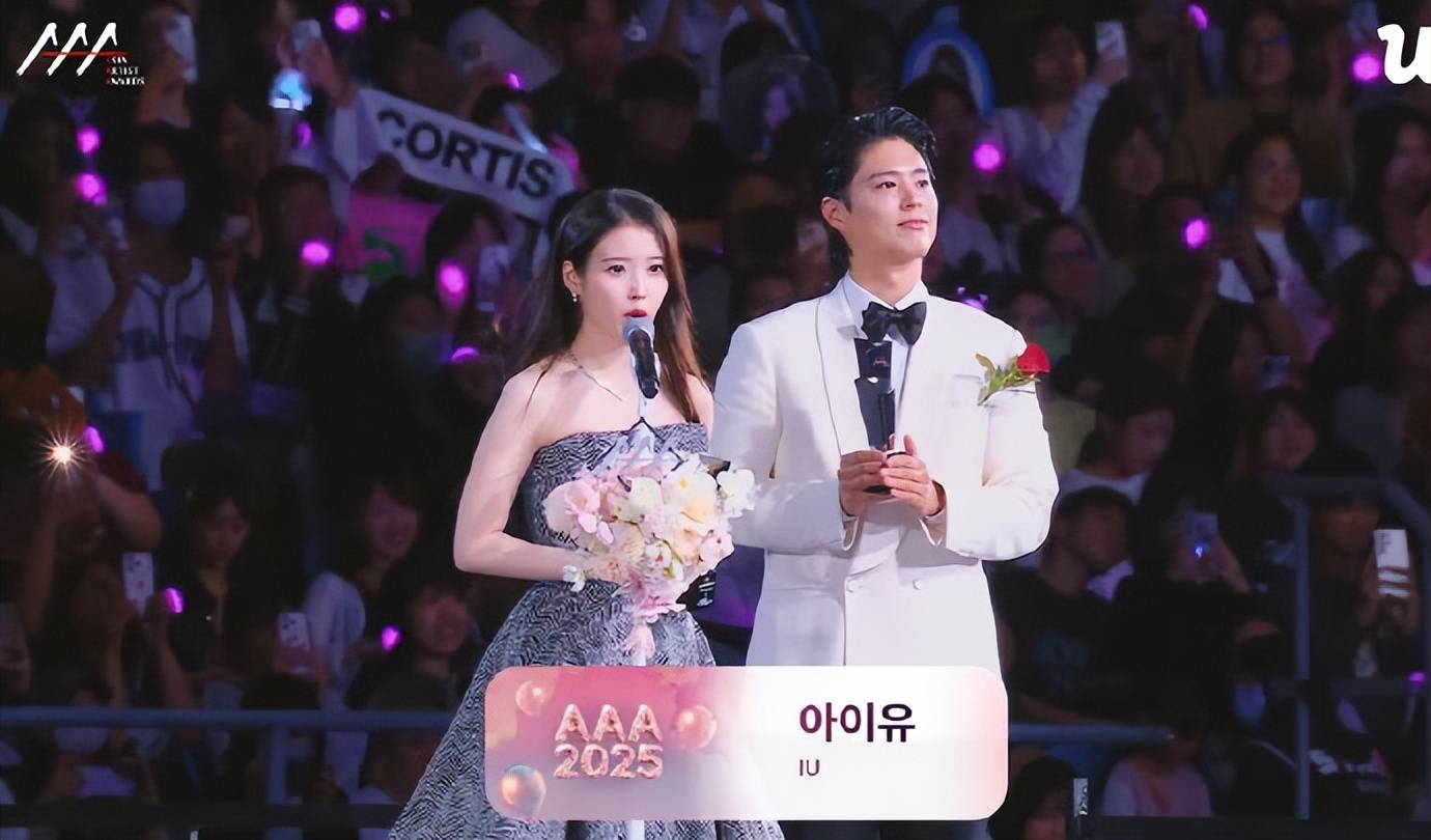 IU与朴宝剑牵手出席颁奖礼红毯,获得“最佳情侣奖” (图5) IU与朴宝剑牵手出席颁奖礼红毯,获得“最佳情侣奖” (图5)