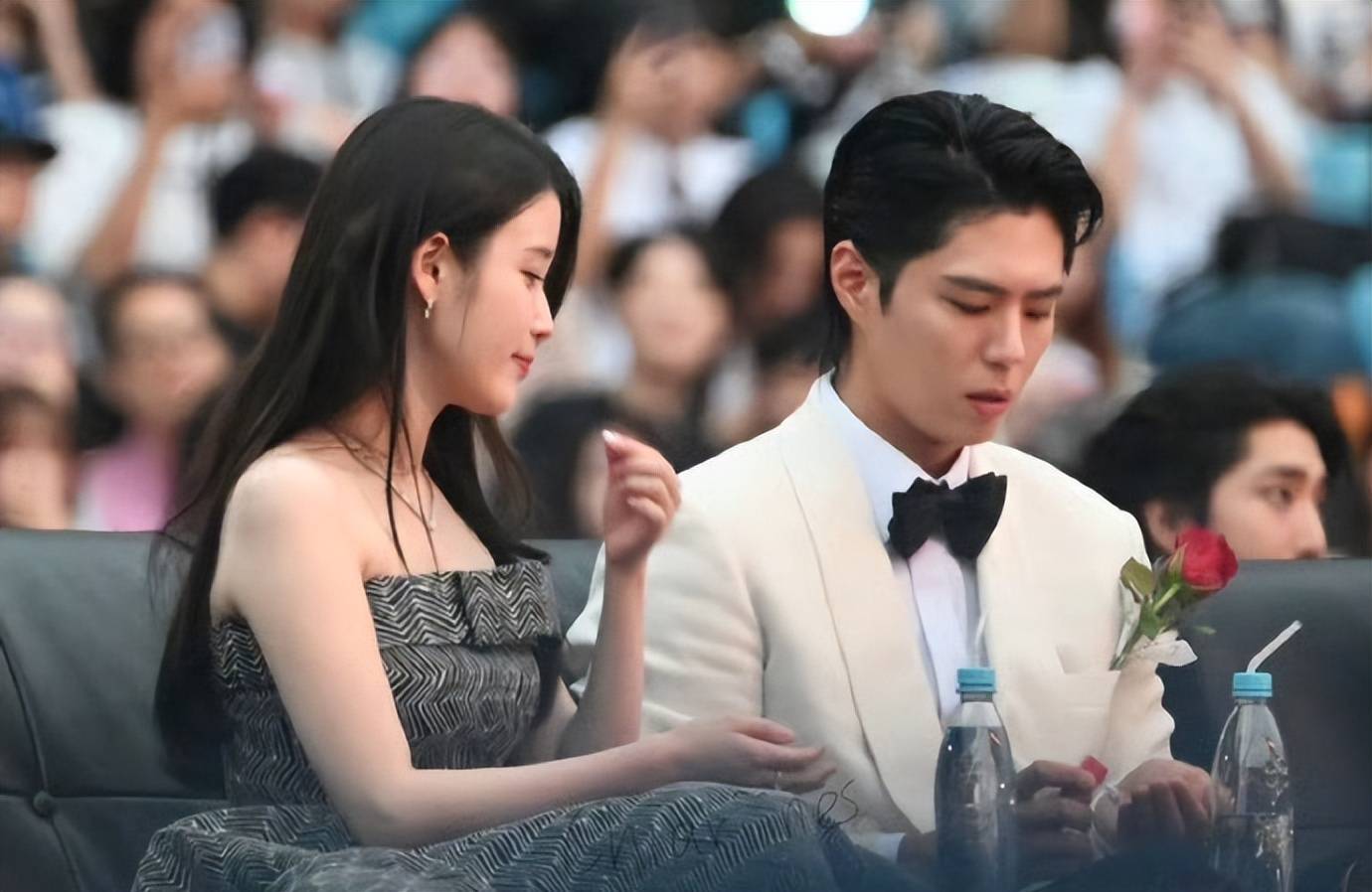 IU与朴宝剑牵手出席颁奖礼红毯,获得“最佳情侣奖” (图6) IU与朴宝剑牵手出席颁奖礼红毯,获得“最佳情侣奖” (图6)