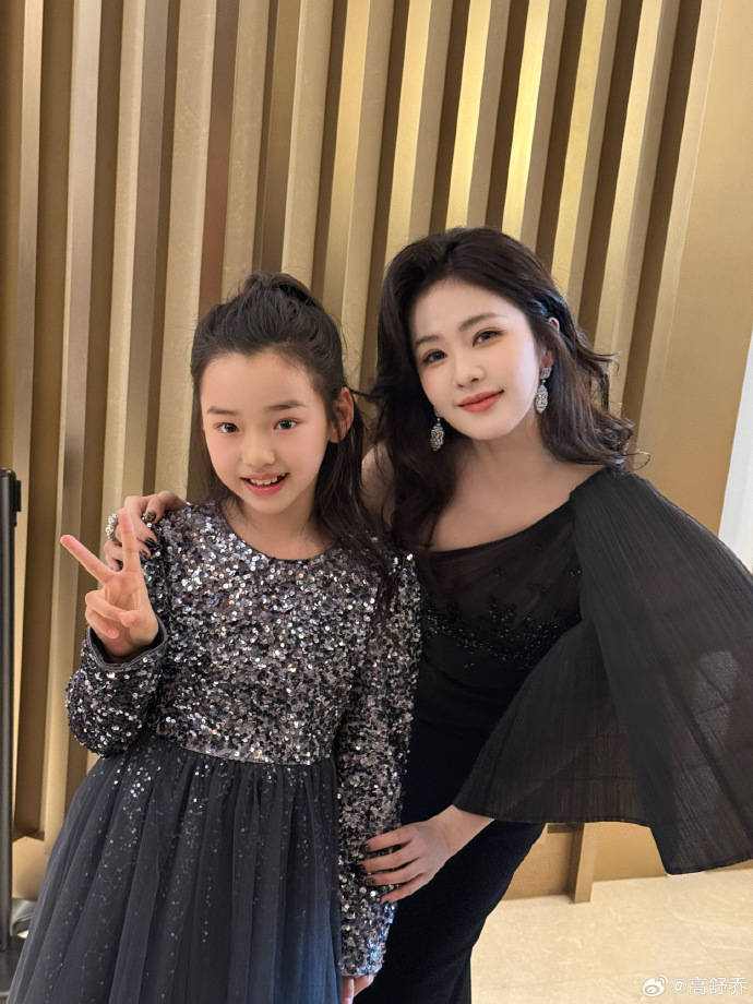 董璇女儿小酒窝一口气晒了17张合影,数位明星主动贴脸合照 (图6) 董璇女儿小酒窝一口气晒了17张合影,数位明星主动贴脸合照 (图6)