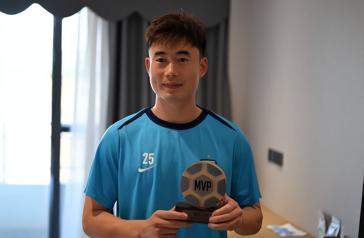 致命暴击!邓涵文决意离开武汉三镇,新东家已浮出水面,不是浙江 (图1) 致命暴击!邓涵文决意离开武汉三镇,新东家已浮出水面,不是浙江 (图1)