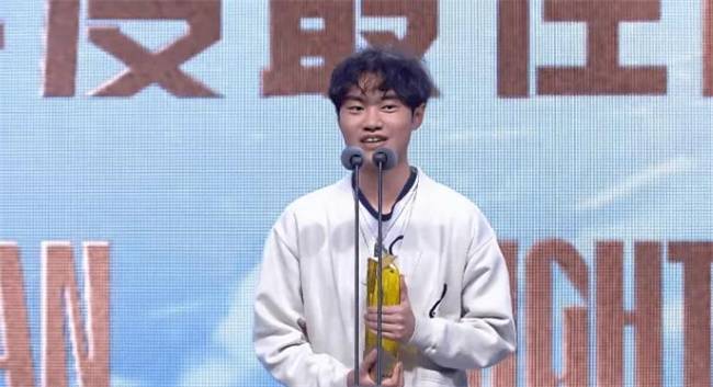 Tarzan荣获年度MVP Knigh拿最佳中单引争议 (图3)