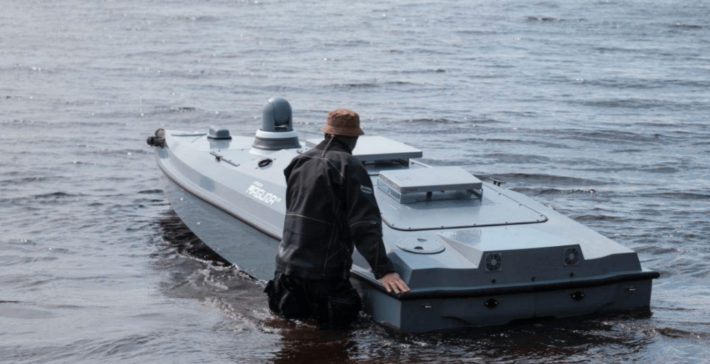 黑海袭船战，北约不忍了，首次开火击沉自爆艇，泽连斯基老家被炸！ (图2)