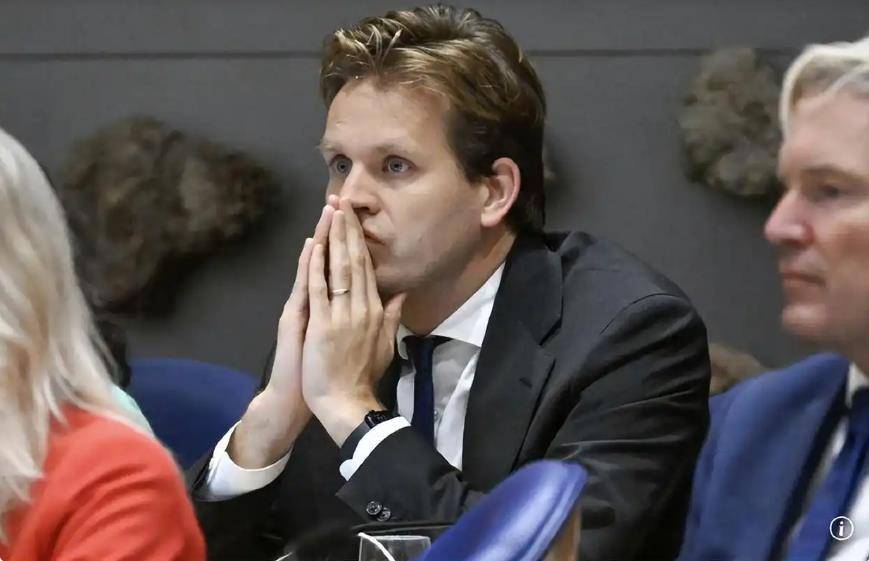 荷兰经济大臣承认：没想到中方反击这么狠，真的叫停芯片出口，被打了个“措手不及” (图1)