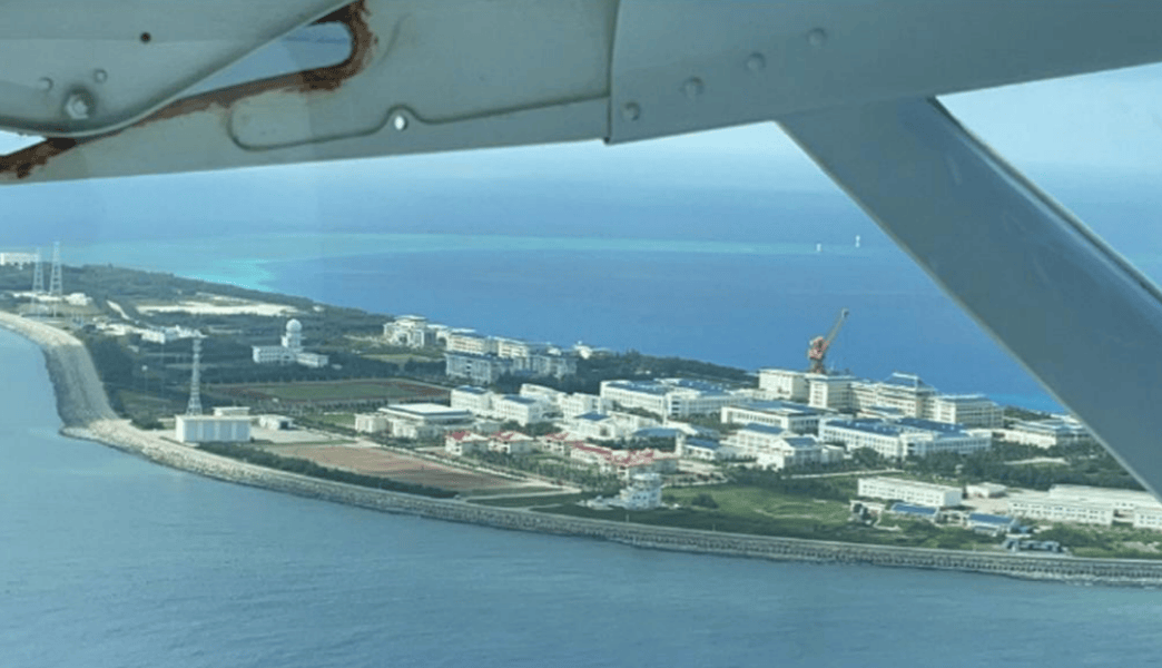 菲律宾军机抵近渚碧礁，解放军向其发射三枚照明弹作为警告，菲军无奈转向离开！ (图2)