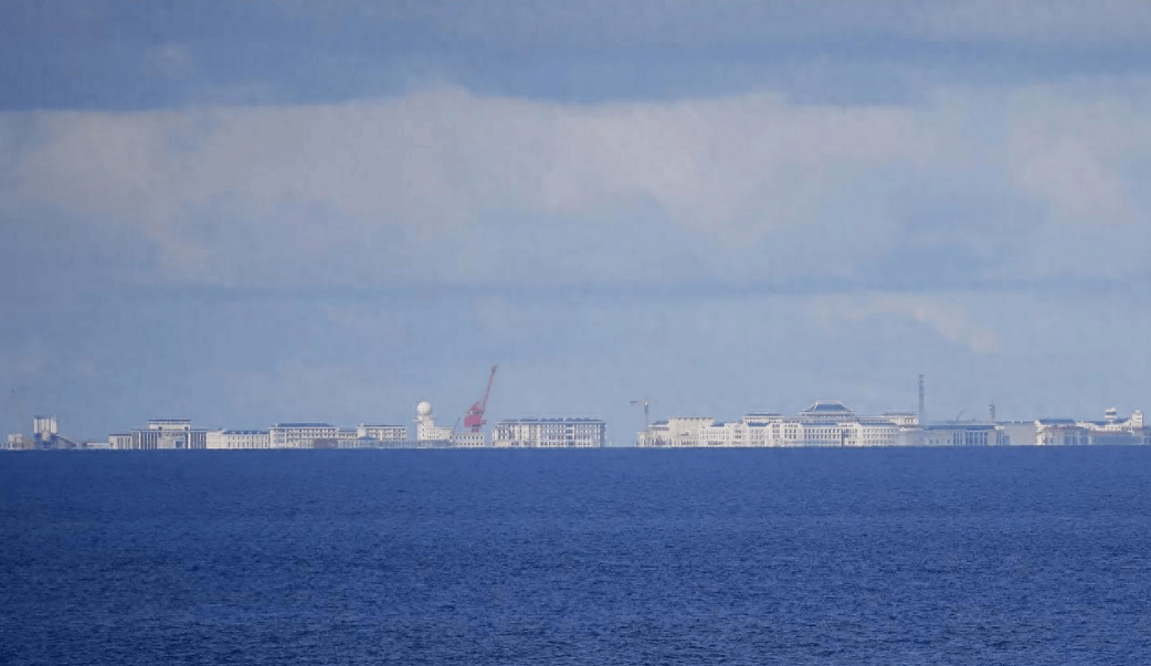 菲律宾军机抵近渚碧礁，解放军向其发射三枚照明弹作为警告，菲军无奈转向离开！ (图1)