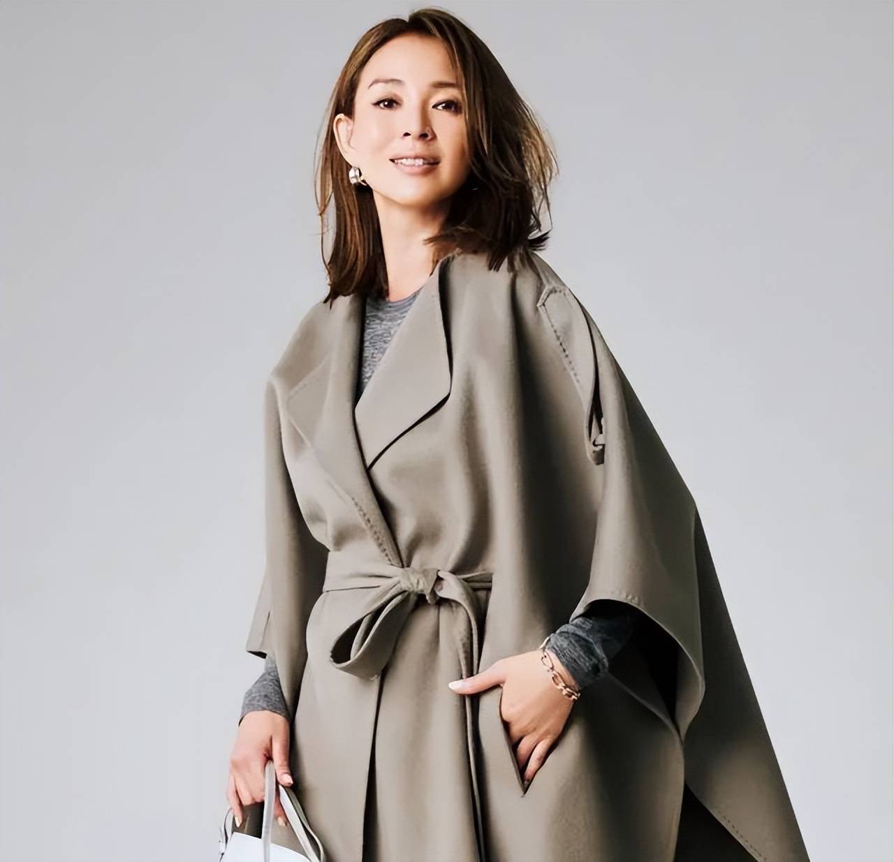 这个冬天，50+姐姐穿“披肩大衣”绝了，优雅又有范(图9)