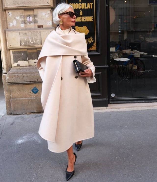 这个冬天，50+姐姐穿“披肩大衣”绝了，优雅又有范(图10)