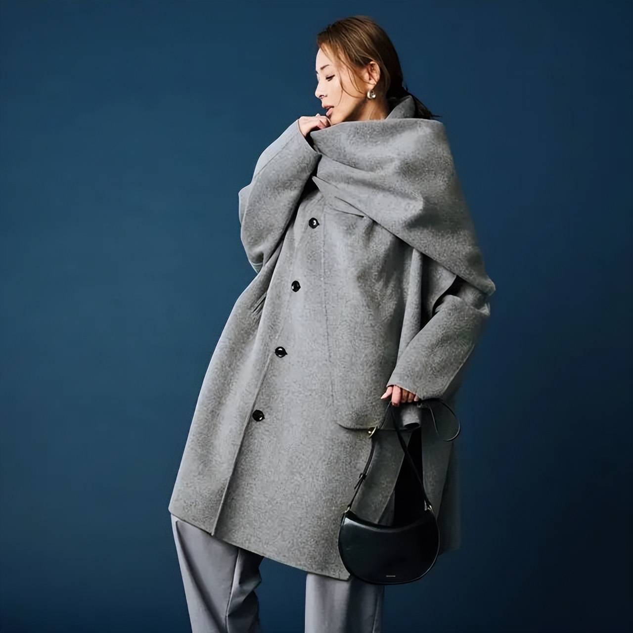 这个冬天，50+姐姐穿“披肩大衣”绝了，优雅又有范(图12)