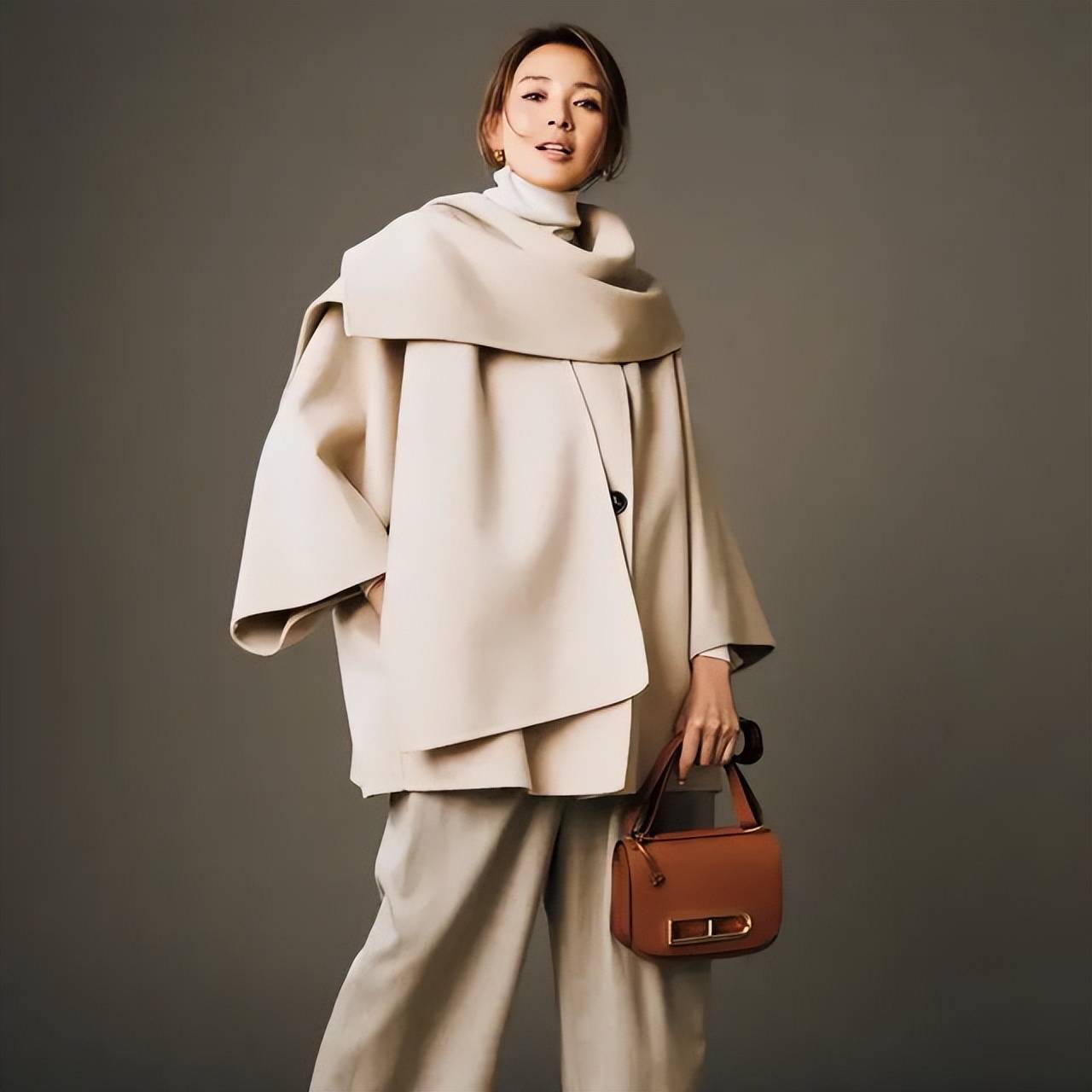 这个冬天，50+姐姐穿“披肩大衣”绝了，优雅又有范(图13)