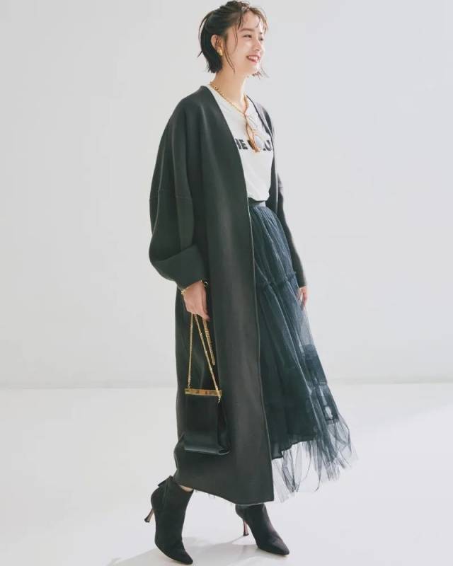 原来，黑色大衣的10倍高级，藏在廓形与层次营造的“精妙感”里 (图6)