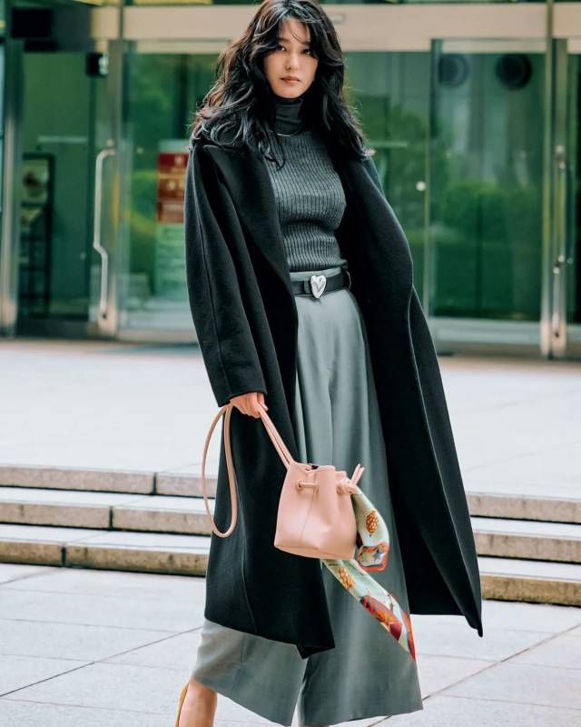 原来，黑色大衣的10倍高级，藏在廓形与层次营造的“精妙感”里 (图12)