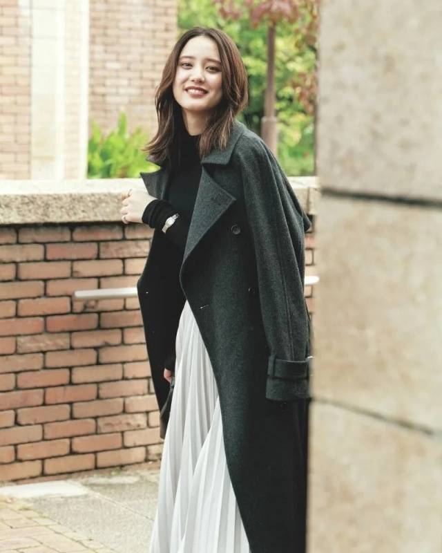 原来，黑色大衣的10倍高级，藏在廓形与层次营造的“精妙感”里 (图13)