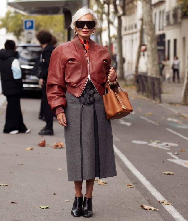 新潮“皮夹克+半裙”，今冬最火炸街组合，美得超有范儿 (图3)