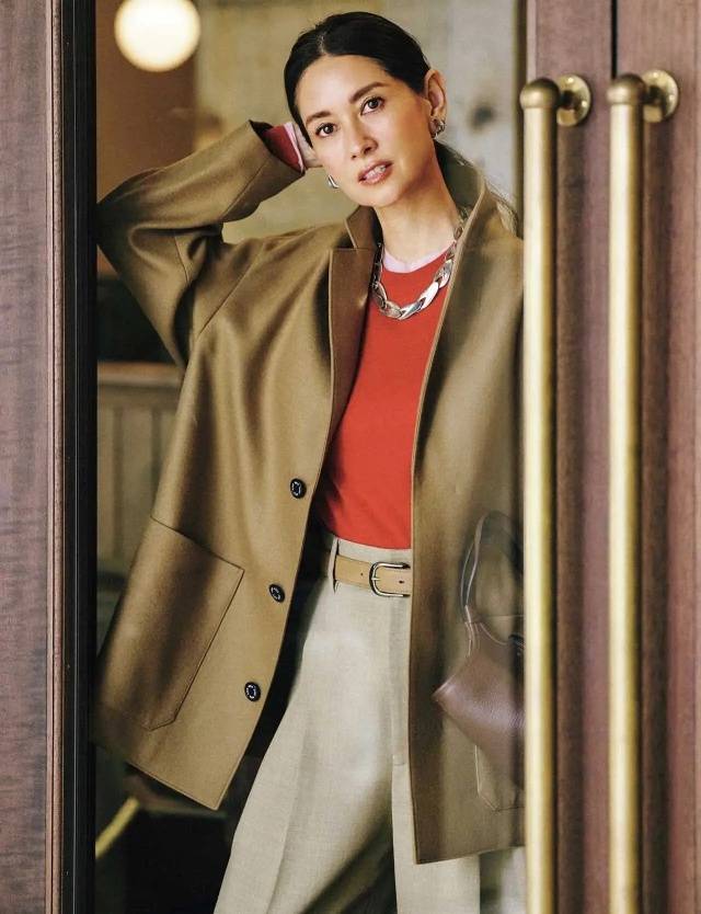 在这个初冬，50+姐姐这样穿，又暖又不费力的时髦(图7)