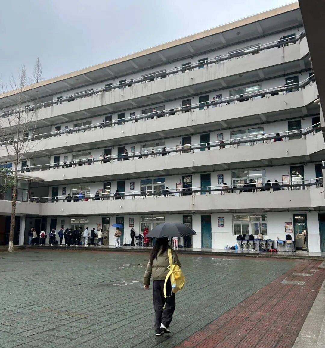 第一批大龄考公人：送走孩子，只求上岸 (图1)