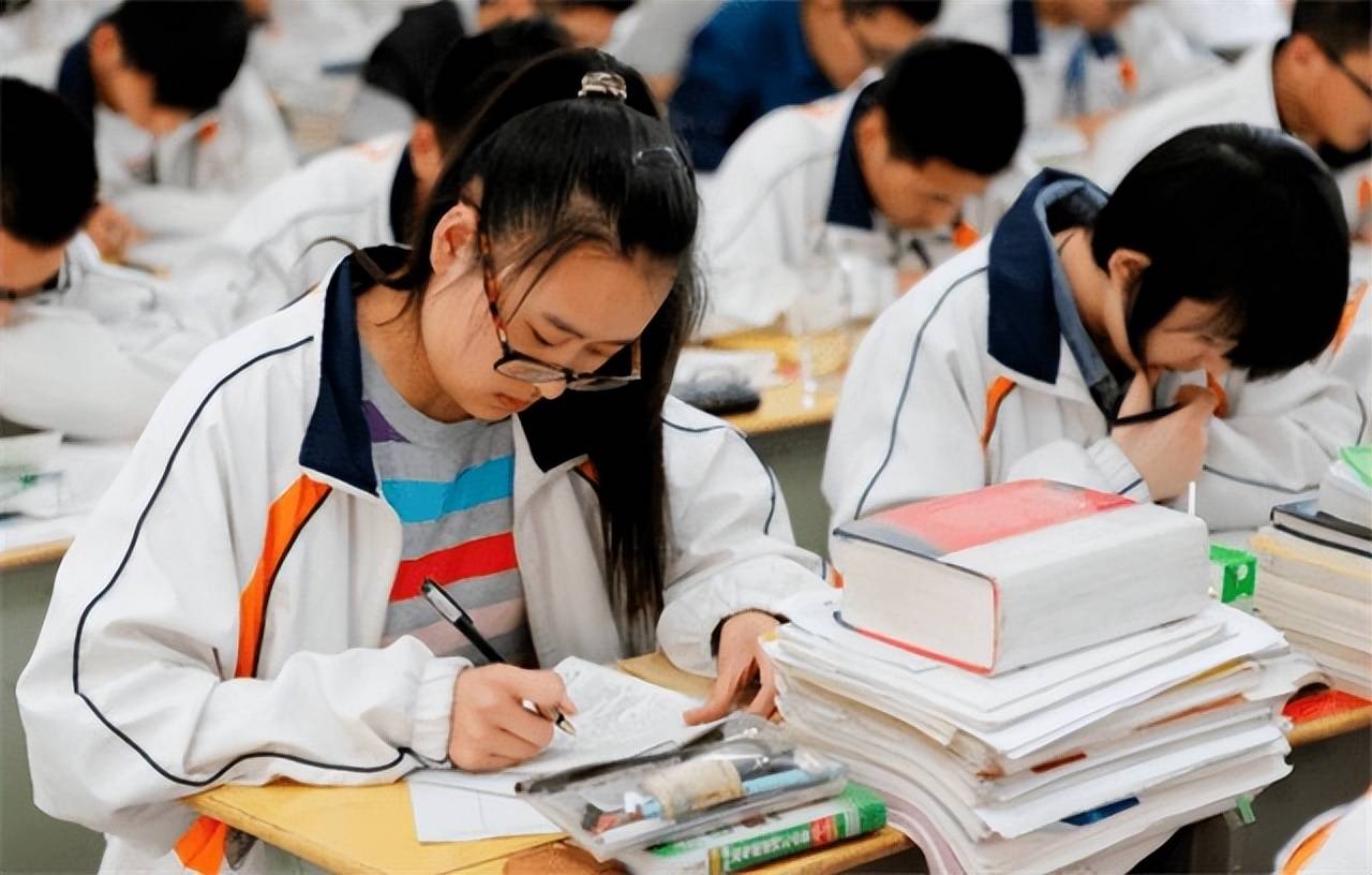 18年高考状元黄亦陈：考入北大，学校奖励40万，改变家庭命运 (图7)