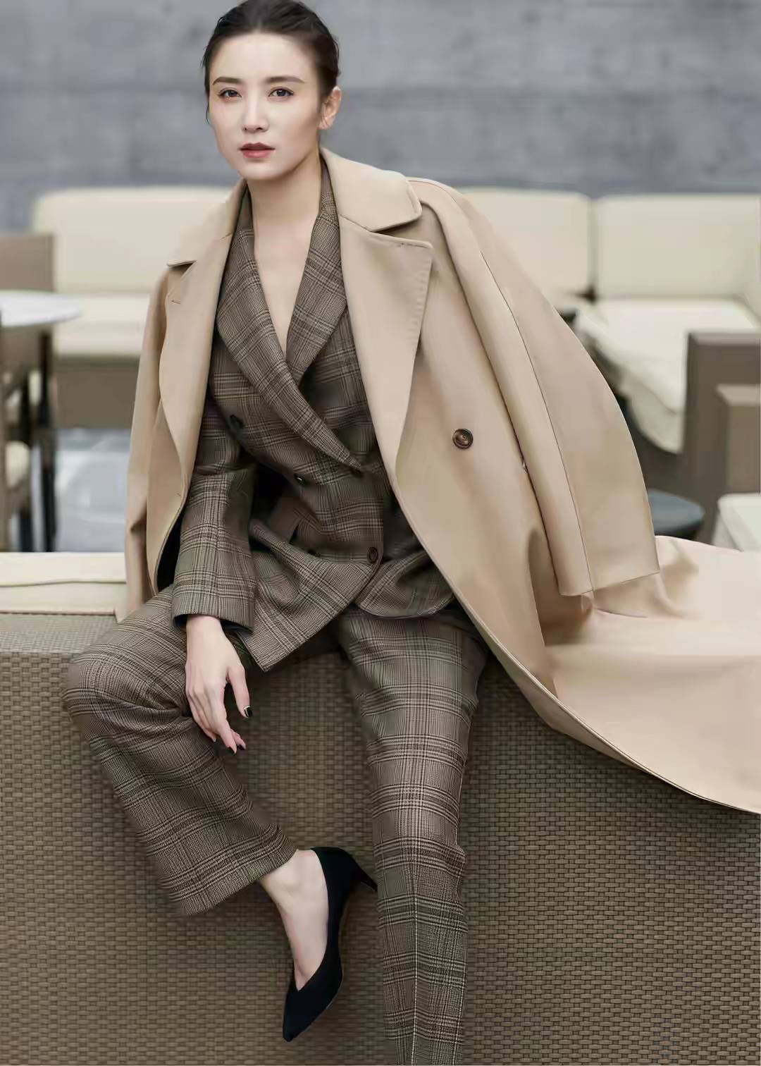 看了宋佳的大衣穿搭，我悟了：大衣不配打底裤，鞋穿低跟，更优雅 (图4)