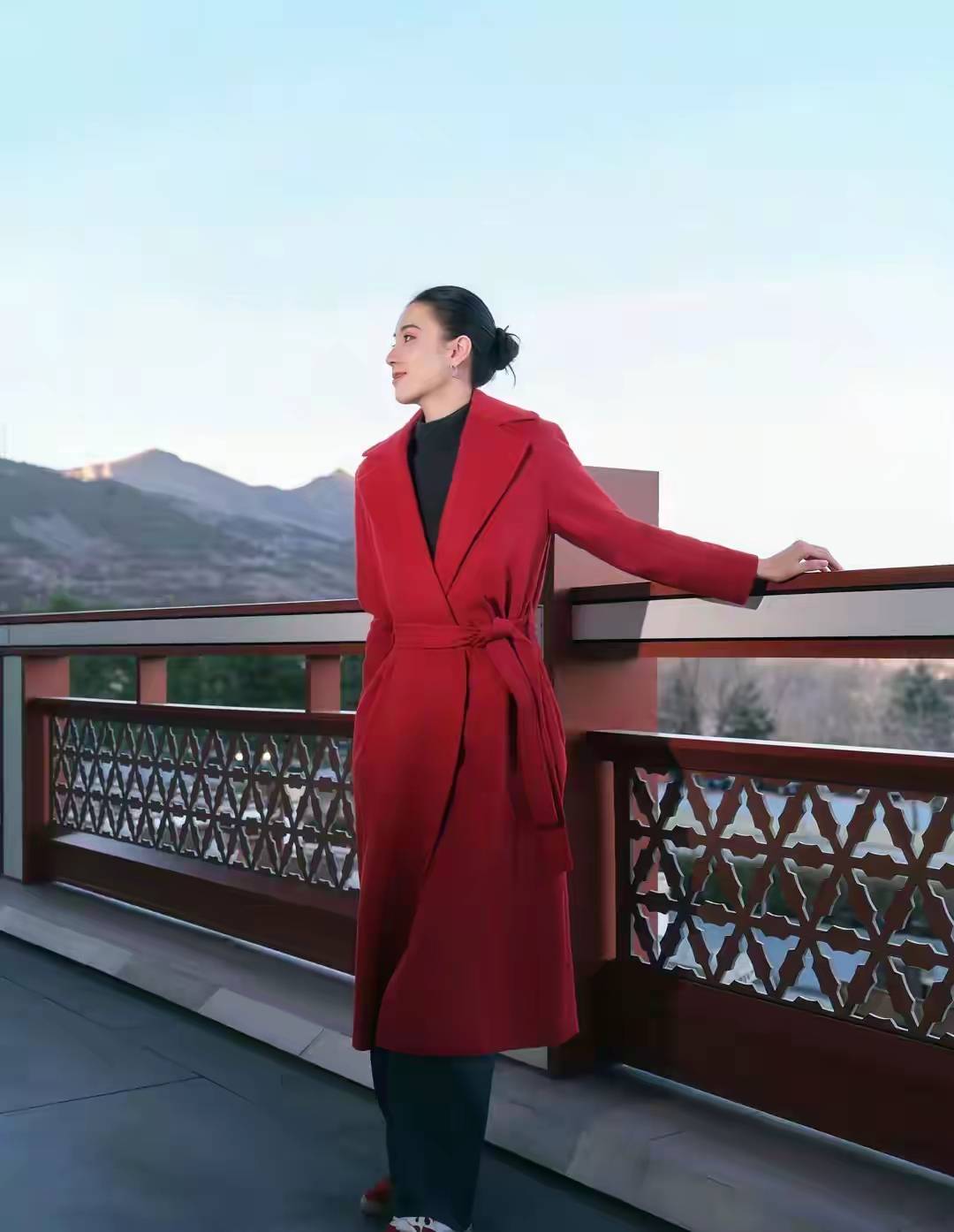 看了宋佳的大衣穿搭，我悟了：大衣不配打底裤，鞋穿低跟，更优雅 (图5)