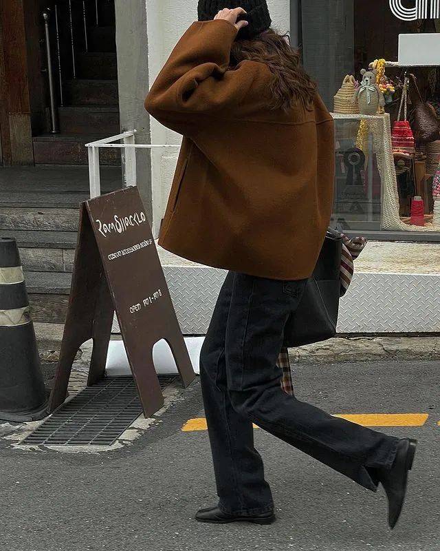 今冬“阔腿裤”新穿法火了，搭配短外套显高显瘦，这么穿才更时髦 (图4)