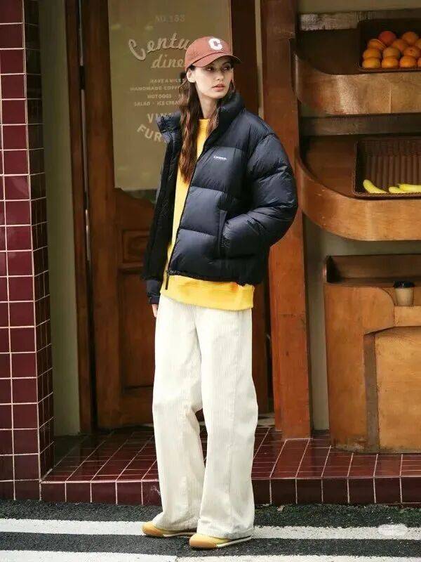 今冬“阔腿裤”新穿法火了，搭配短外套显高显瘦，这么穿才更时髦 (图11)