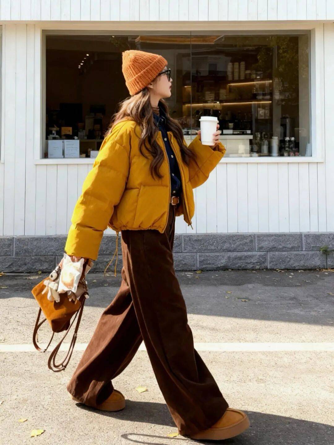 今冬“阔腿裤”新穿法火了，搭配短外套显高显瘦，这么穿才更时髦 (图16)