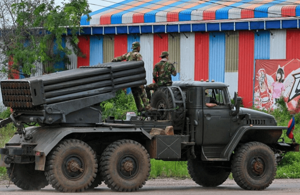 边境战火再升级，泰国总理压根没理特朗普，不把洪森父子打垮不罢休？ (图2)