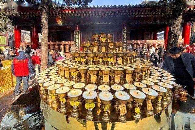 万盏灯火映长安！广仁寺燃灯节引万人奔赴，藏着西安文旅密码 (图1)