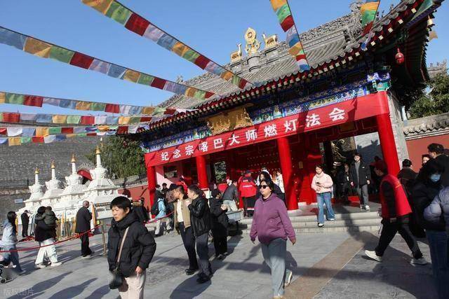 万盏灯火映长安！广仁寺燃灯节引万人奔赴，藏着西安文旅密码 (图4)