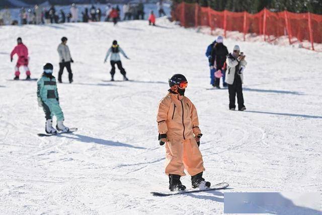  从早嗨到晚！潍坊滑雪场单日客流破千，冬季遛娃新地标诞生 (图1)