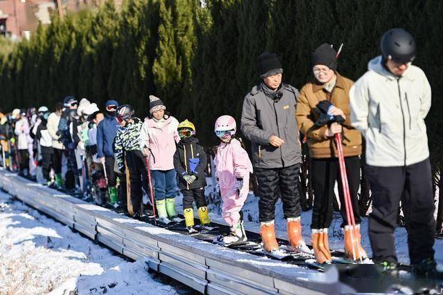  从早嗨到晚！潍坊滑雪场单日客流破千，冬季遛娃新地标诞生 (图10)