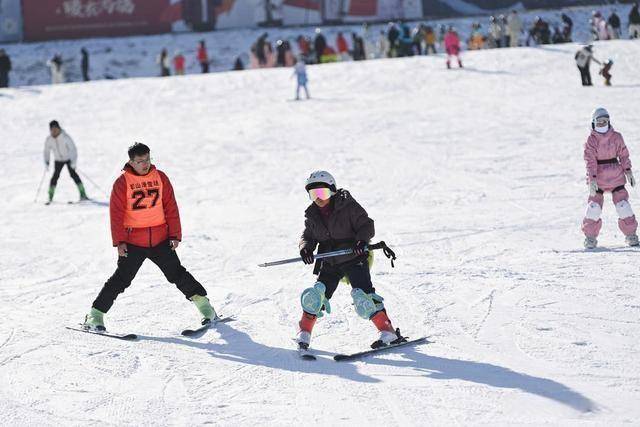  从早嗨到晚！潍坊滑雪场单日客流破千，冬季遛娃新地标诞生 (图5)
