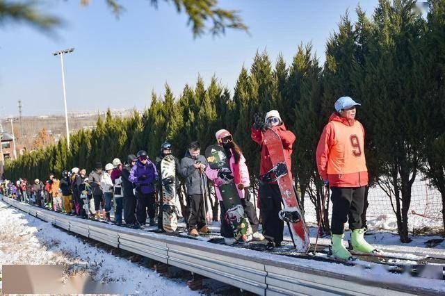  从早嗨到晚！潍坊滑雪场单日客流破千，冬季遛娃新地标诞生 (图7)