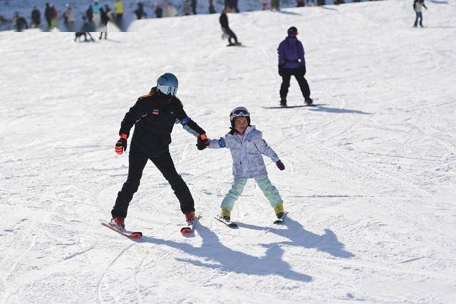  从早嗨到晚！潍坊滑雪场单日客流破千，冬季遛娃新地标诞生 (图11)