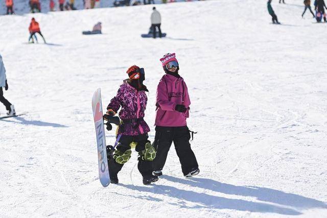  从早嗨到晚！潍坊滑雪场单日客流破千，冬季遛娃新地标诞生 (图13)