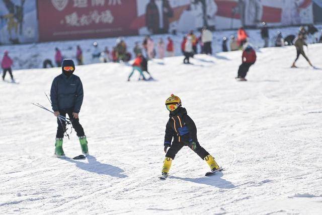  从早嗨到晚！潍坊滑雪场单日客流破千，冬季遛娃新地标诞生 (图15)